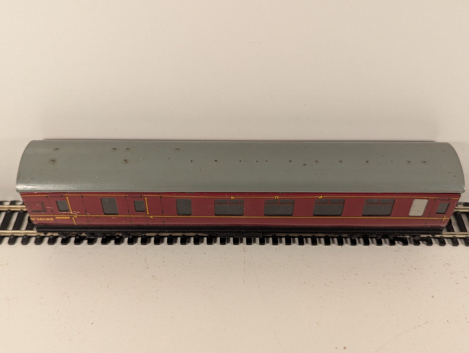 Hornby Dublo OO Gauge LMS Stanier Brake Second Coach LMS Maroon