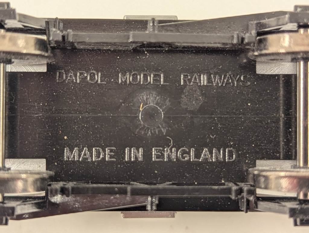 Dapol B134 OO Gauge Silver Esso 12 Ton Tanker Wagon Missing Buffers/Coupling