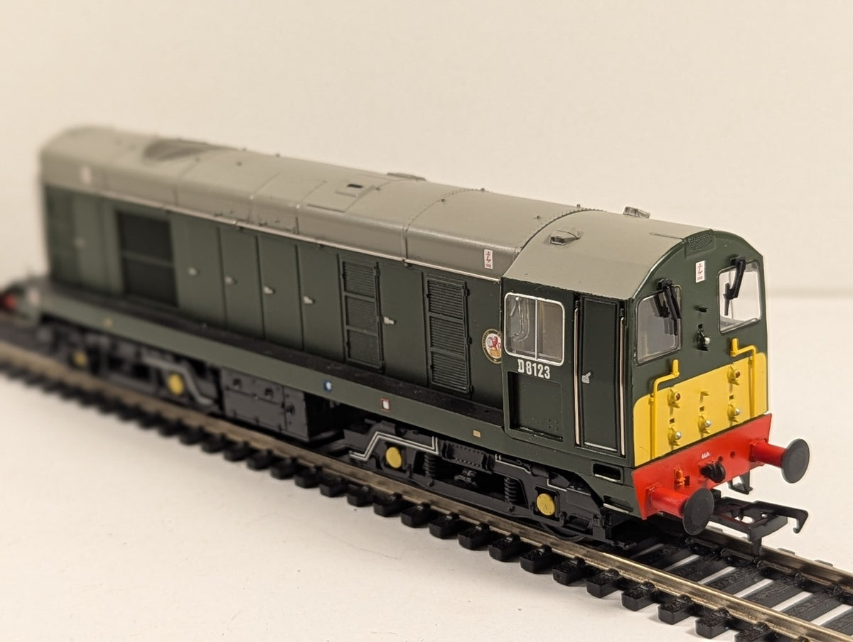 Bachmann OO Gauge Class 20 Locomotive D8123 BR Green 30-047 DCC Sound