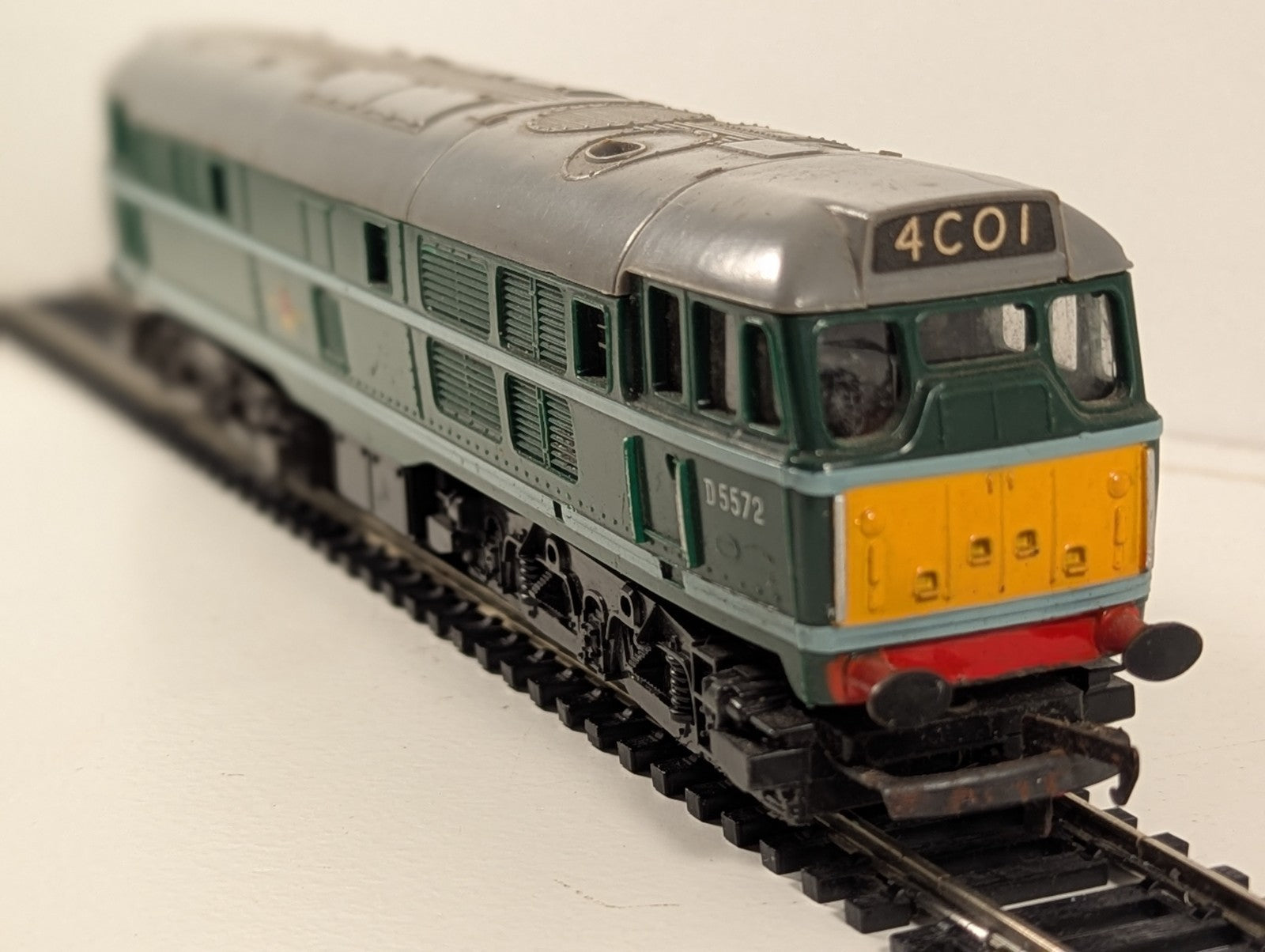 Tri-ang OO Gauge R357 Class 31 D5572 BR Green Diesel Locomotive
