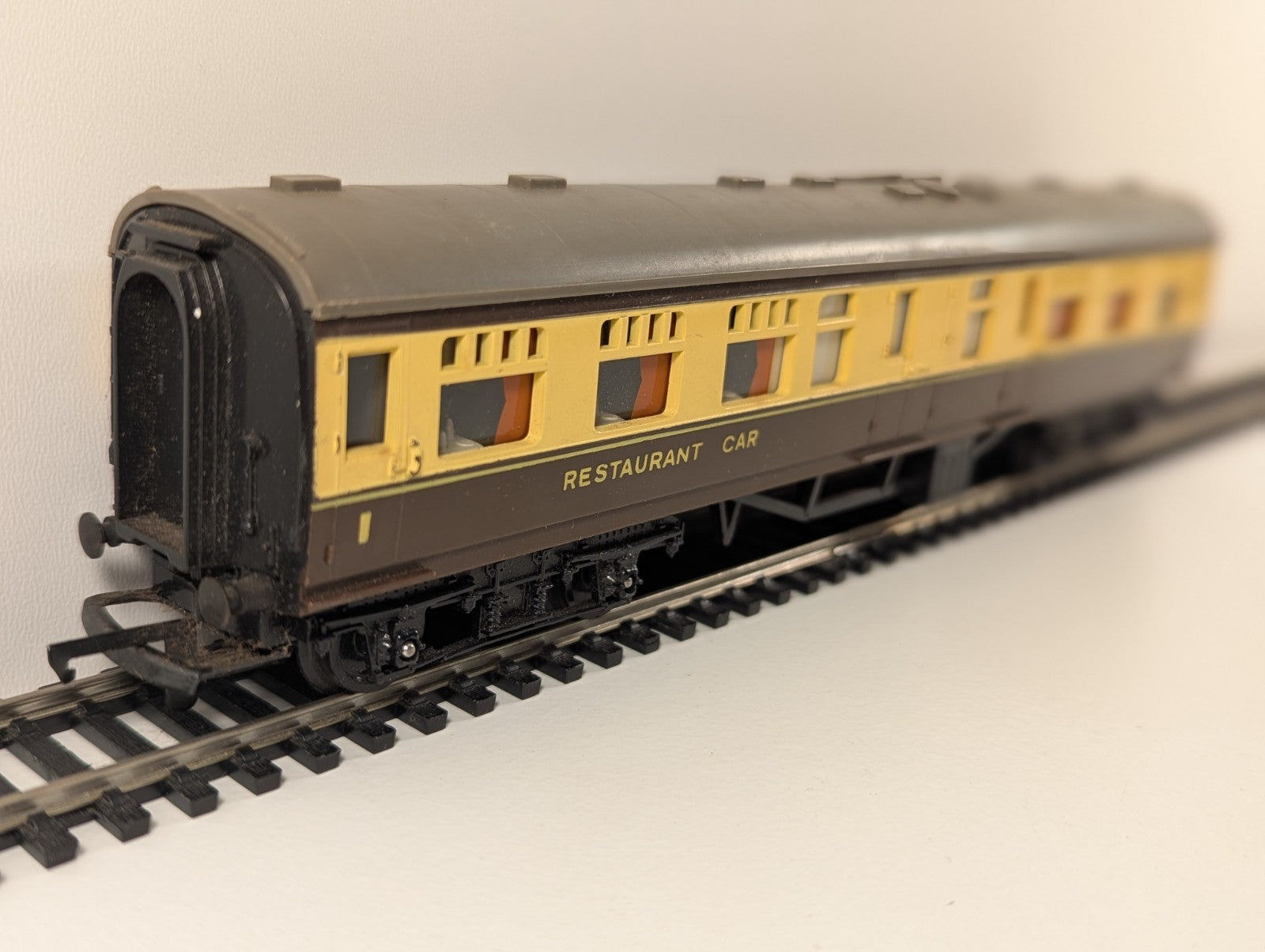 Tri-ang R331 OO Gauge W.R. Restaurant Car – No. W301