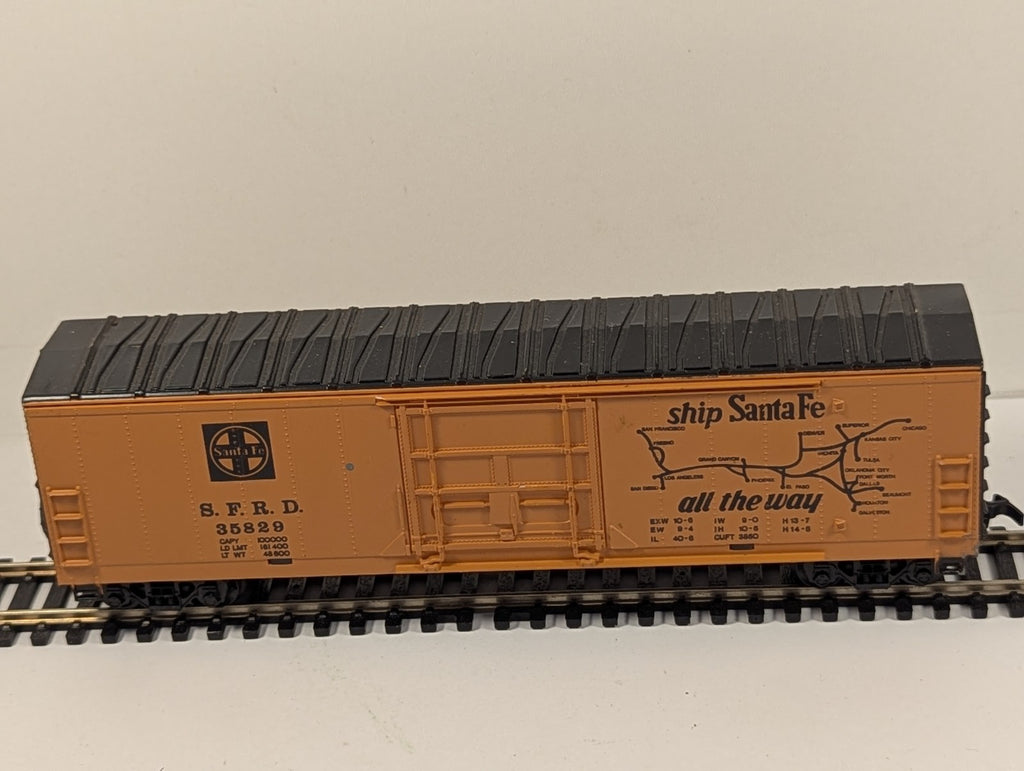 HO Gauge Santa Fe SFRD Orange Box Car - Broken Coupler