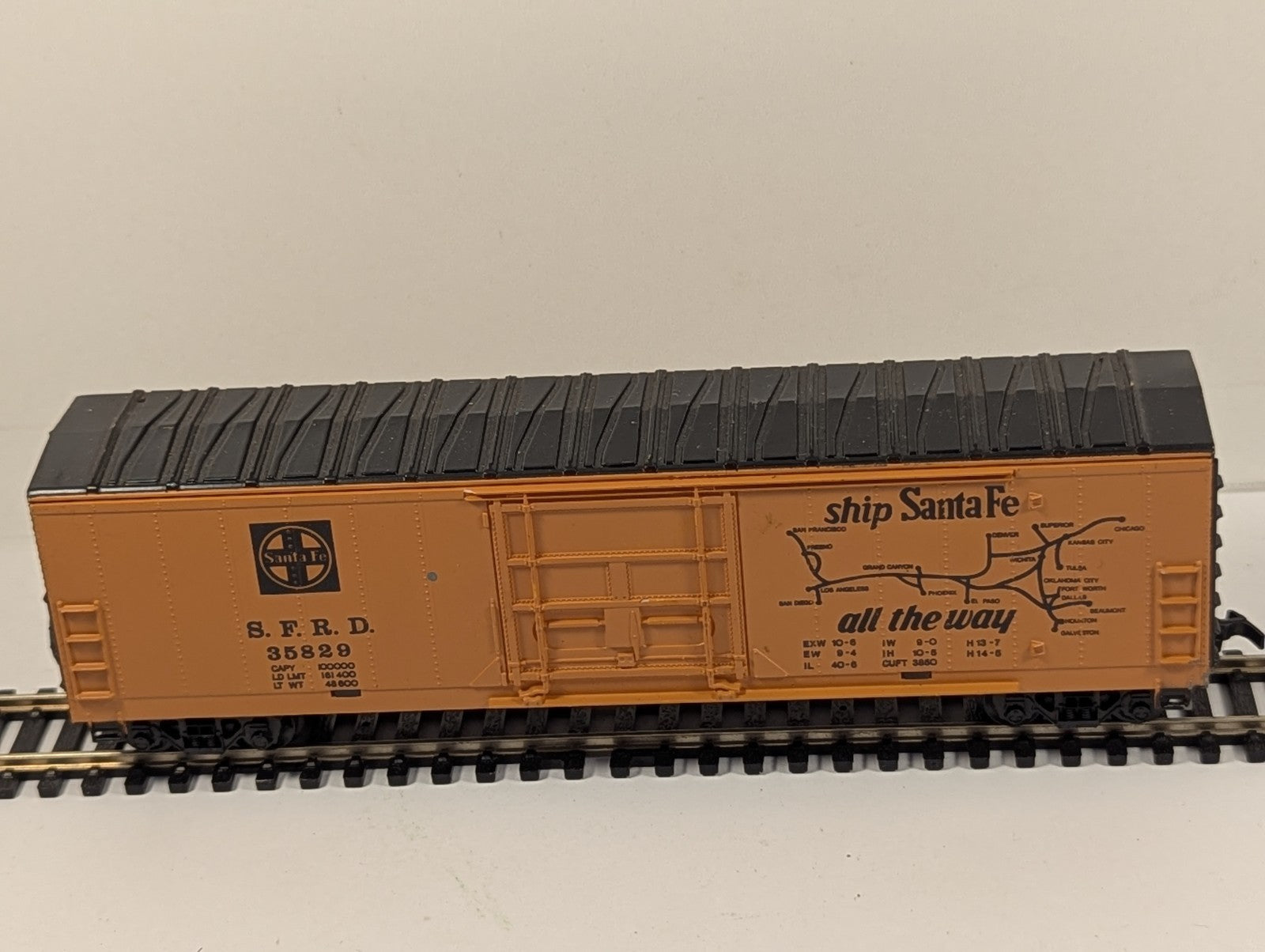 HO Gauge Santa Fe SFRD Orange Box Car - Broken Coupler