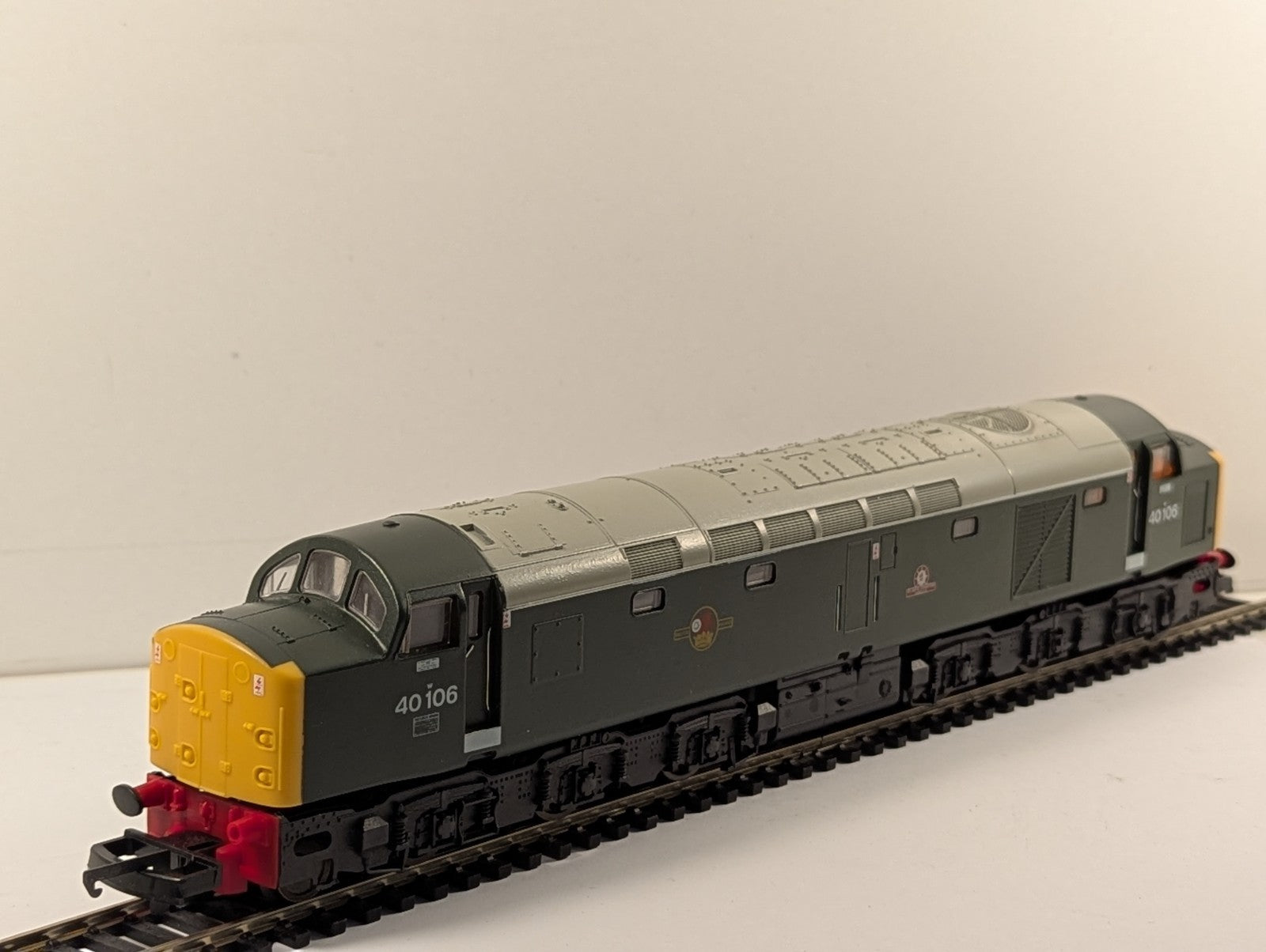 Lima OO Gauge Class 40 Locomotive 40106 BR Green with Full Yellow Ends