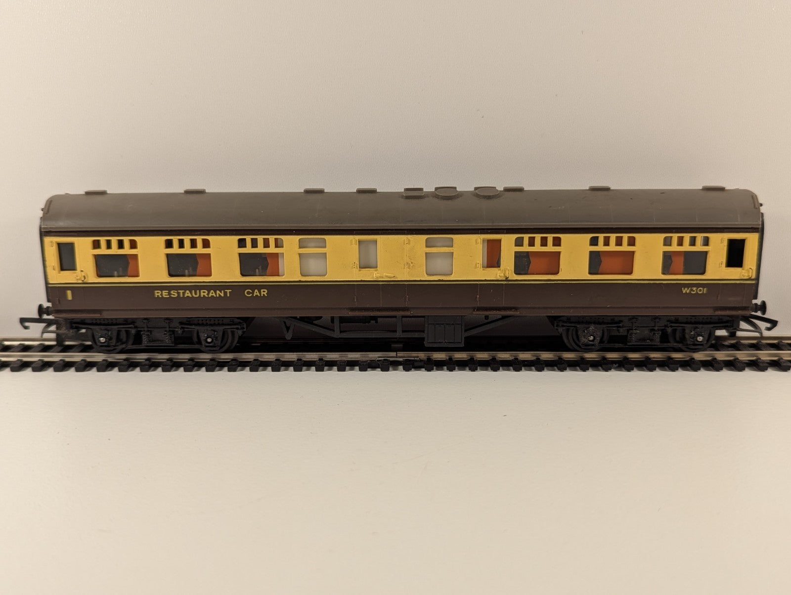 Tri-ang R331 OO Gauge W.R. Restaurant Car – No. W301