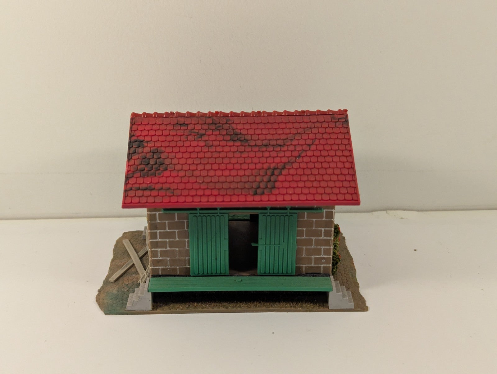 Trainstore HO Gauge Warehouse with Loading Ramps