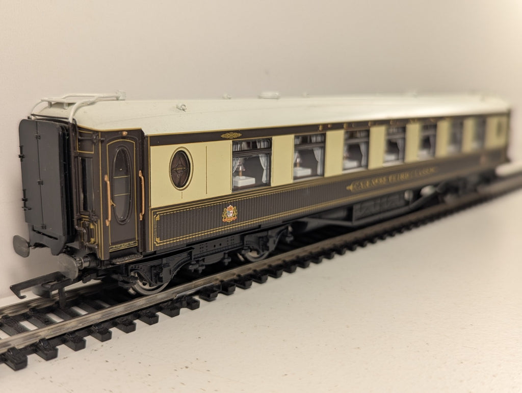 Hornby R4144 Pullman 3rd Class Parlour Car 'Car No. 35'  - Lights up