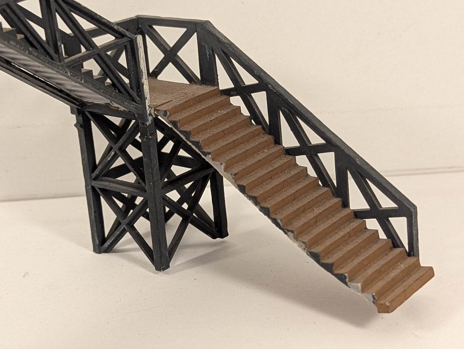 Hornby OO Gauge Station Footbridge Black and Brown R187