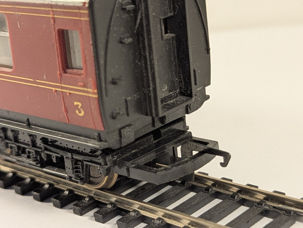 Hornby OO Gauge LMS Stanier Composite Coach 3934 Crimson Lake