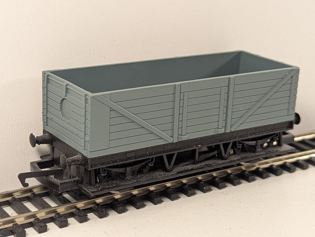 Hornby Freelance Long Wheelbase Wagon in Grey