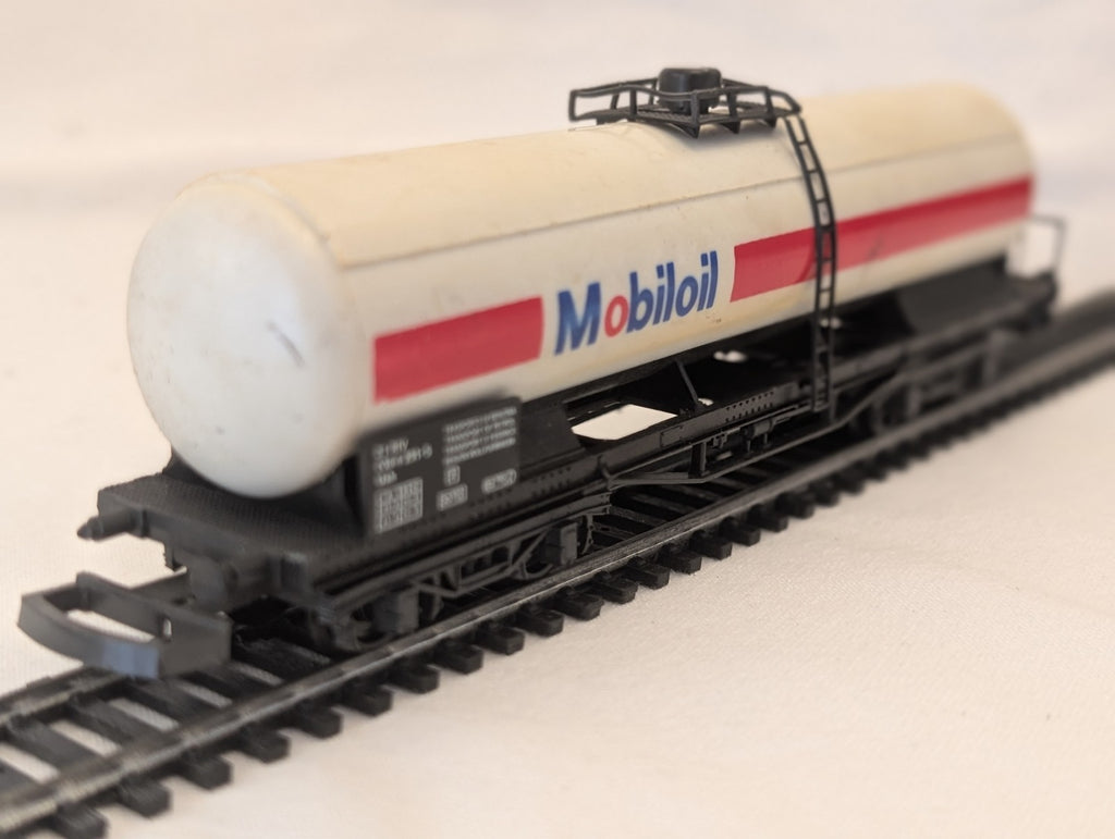 Lima 302903 HO Scale Mobil Oil Single Dome Tank Wagon
