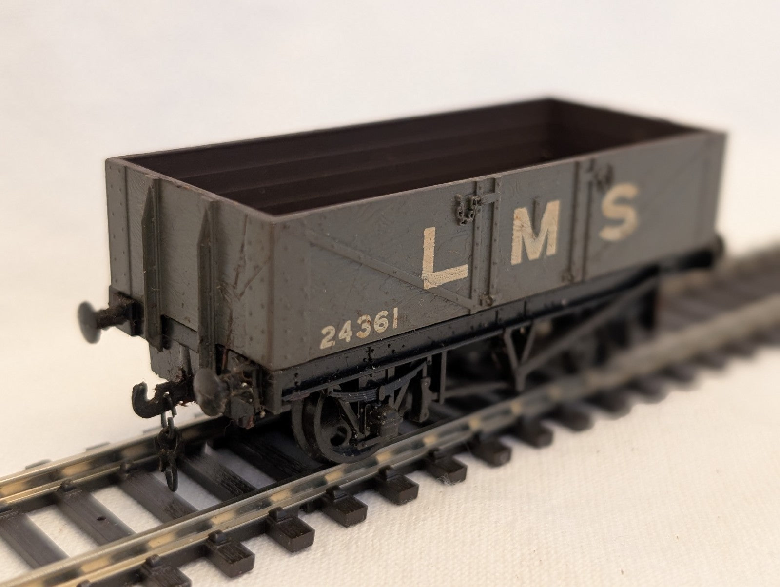 Mainline OO Gauge LMS 5 Plank Wagon Goods Wagon 24361 LMS Grey