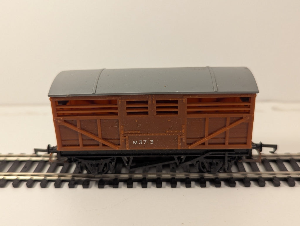 Tri-ang Hornby R122 OO Gauge Cattle Wagon – M3713