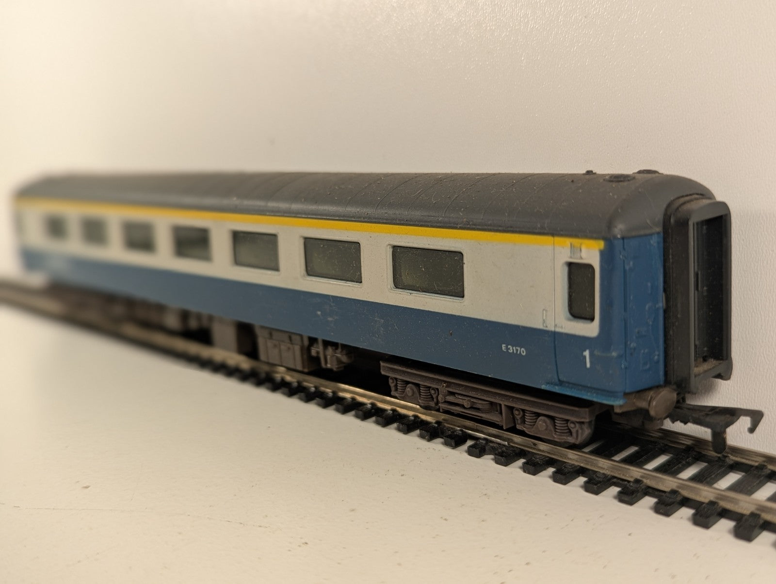 Airfix BR Mk2D First Open Coach OO Gauge