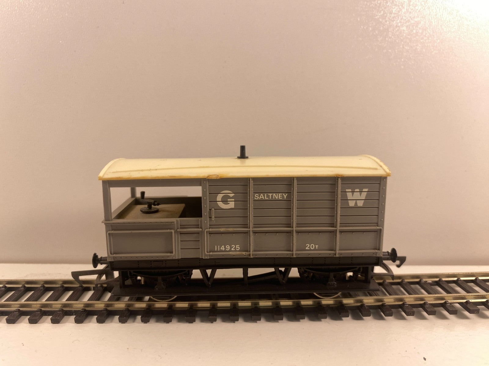 Hornby R018 GWR 20-Ton “Toad” Brake Van No. 114925 “SALTNEY” – OO Gauge