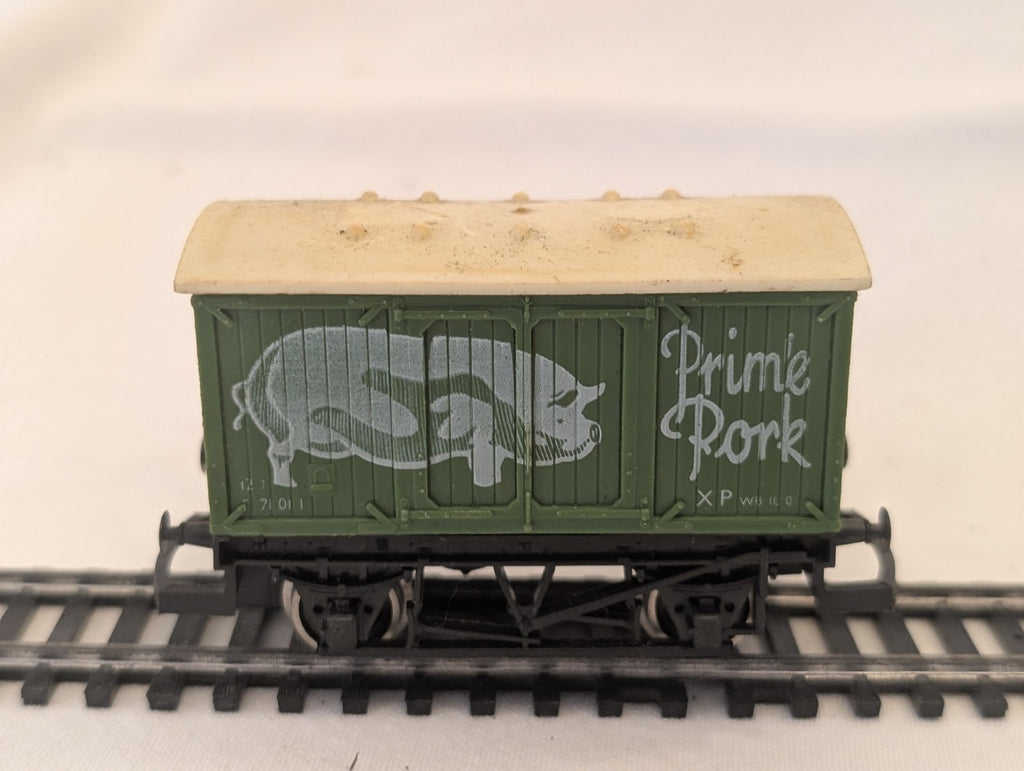 Hornby R009 OO Gauge Prime Pork Closed Wagon