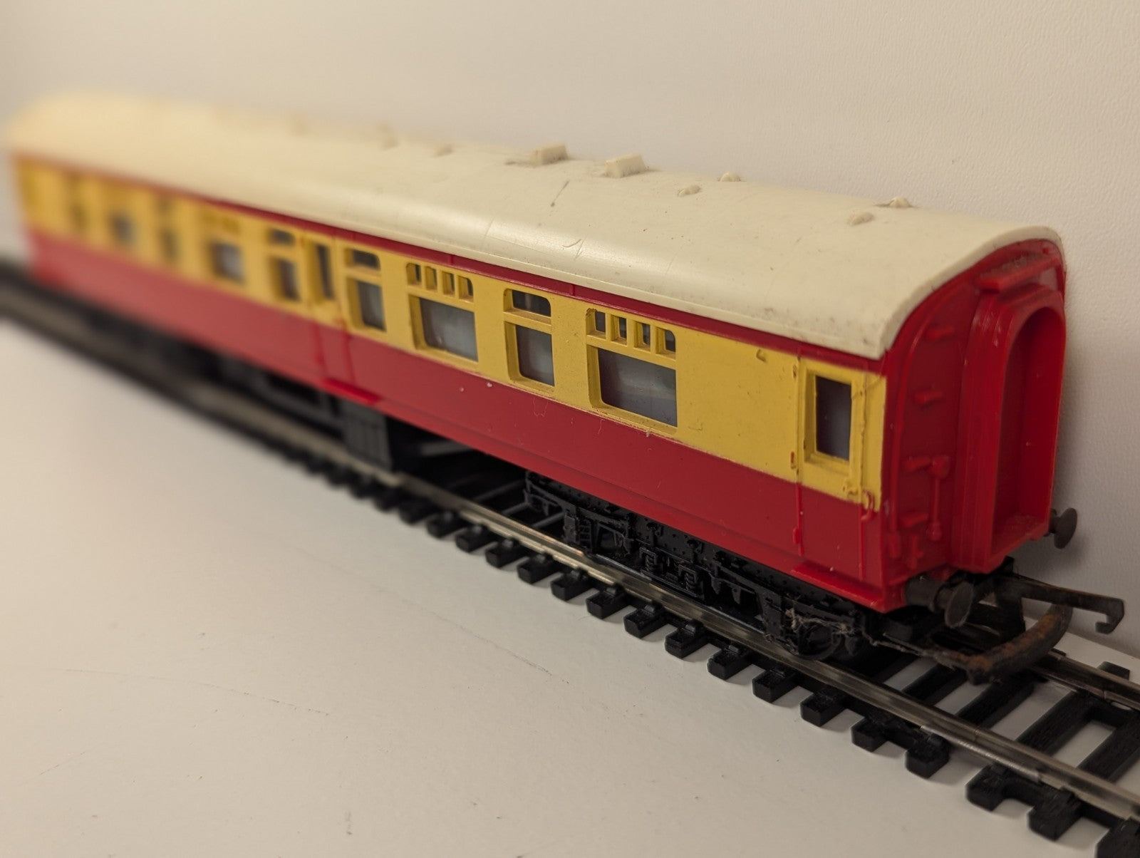 Tri-ang R29 BR Mainline Composite Coach – Crimson & Cream