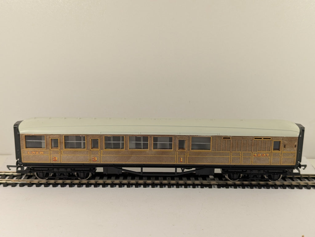 Hornby R435 OO Gauge LNER Corridor Brake Coach Boxed