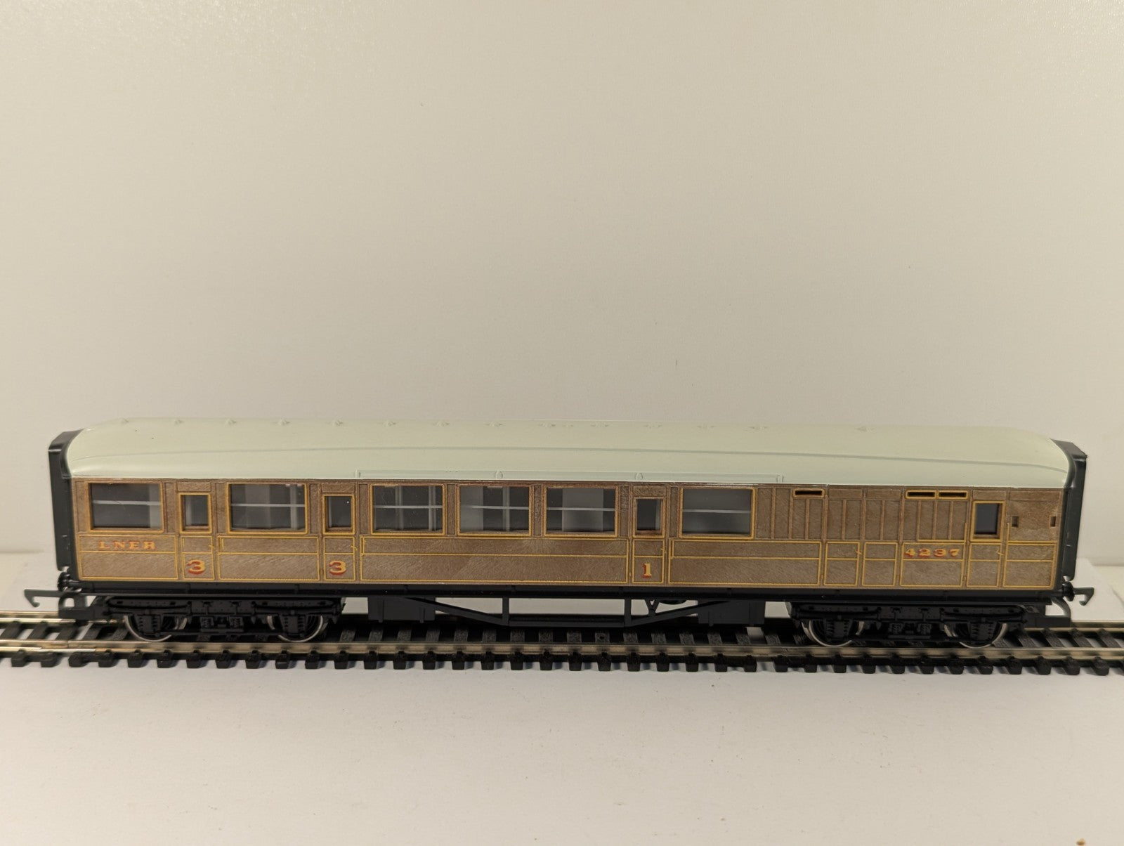 Hornby R435 OO Gauge LNER Corridor Brake Coach Boxed