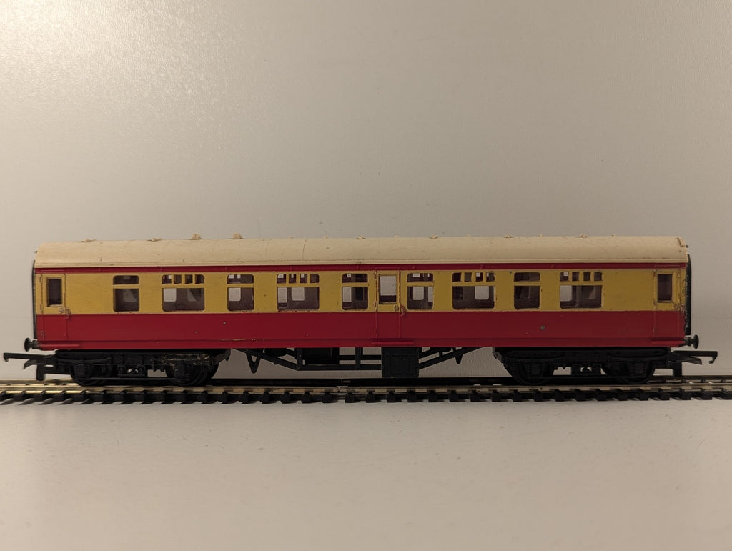Tri-ang OO Gauge LMS Style Composite Coach Passenger Coach BR Crimson and Cream