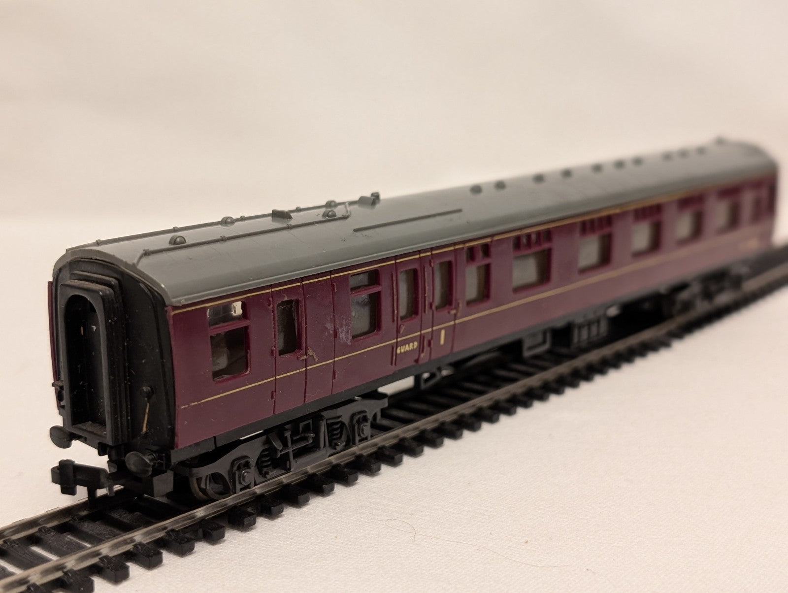Trix 1942 OO Gauge BR Maroon Mk 1 Brake Coach M21240