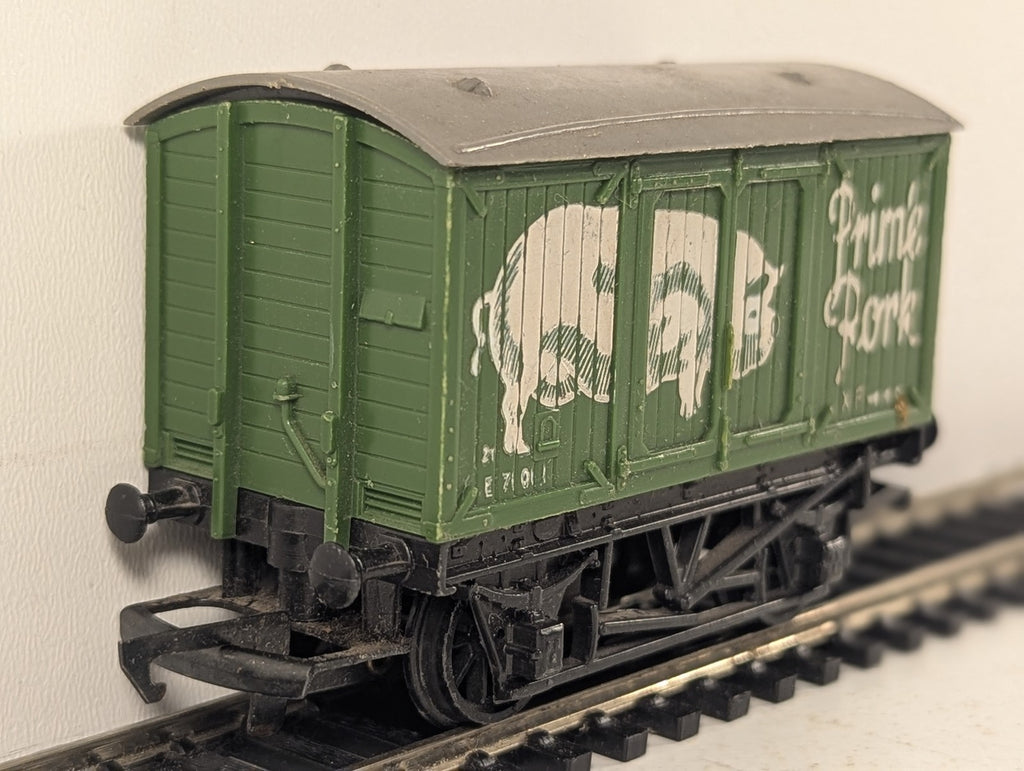 Hornby OO Gauge Prime Pork Ventilated Van Goods Wagon E71011 Prime Pork Green