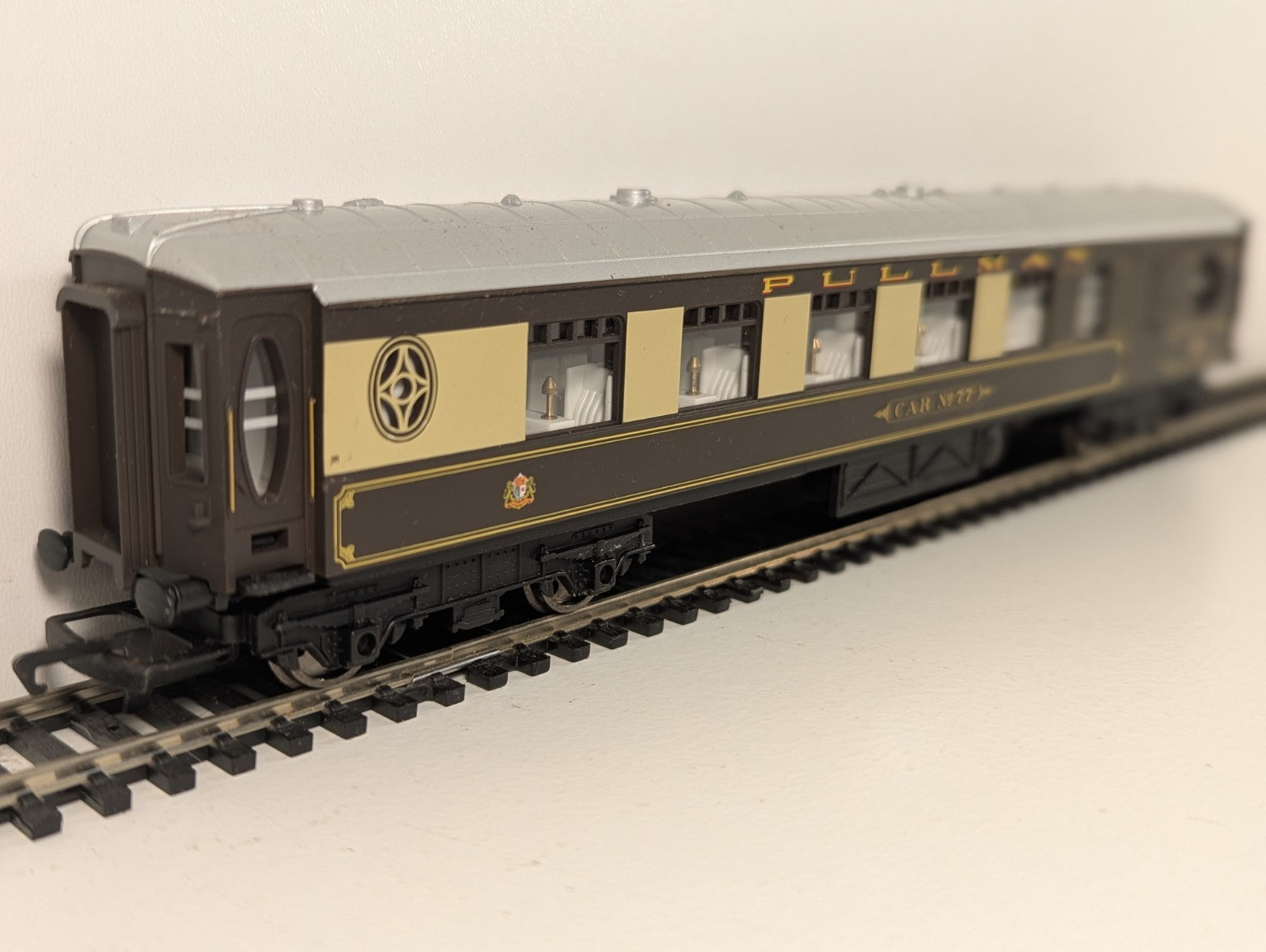 Hornby OO Gauge Pullman Parlour Car No.77