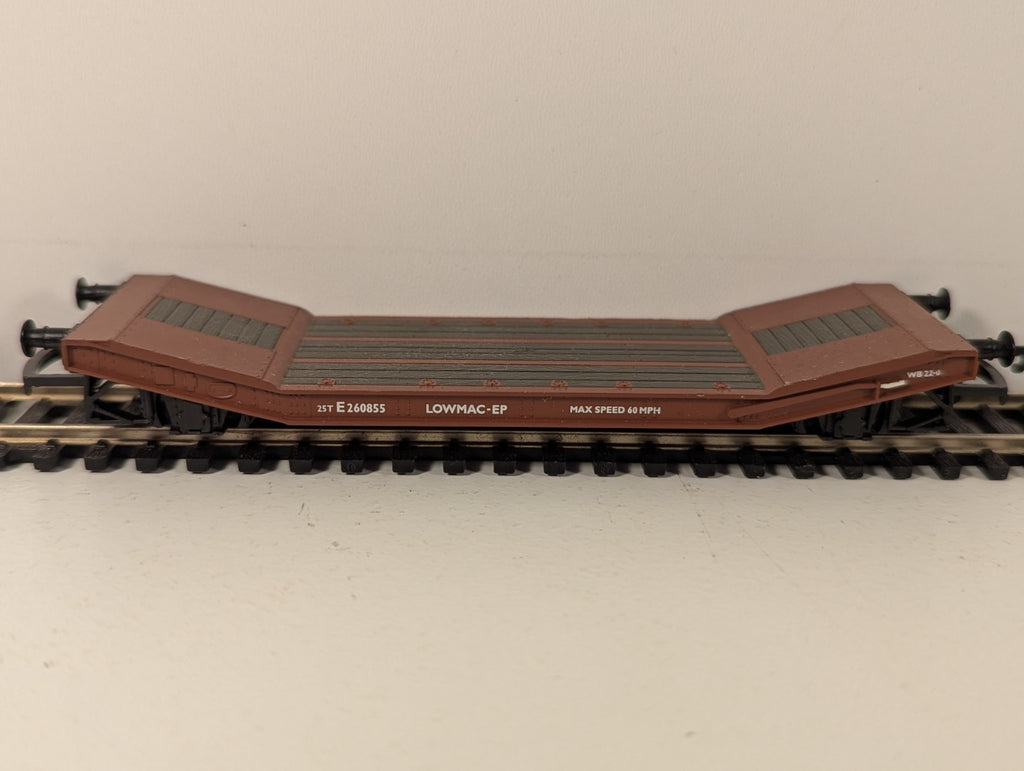 Hornby R6240 OO Gauge Bauxite Brown Lowmac Wagon