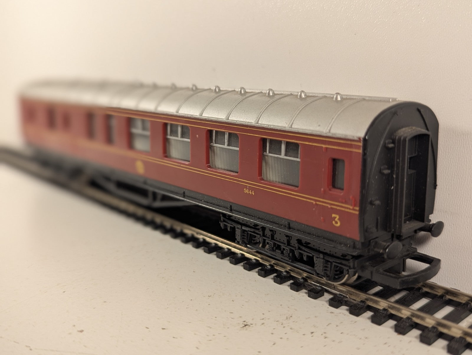 Hornby OO Gauge LMS Stanier Brake Third Coach Passenger Coach 5644