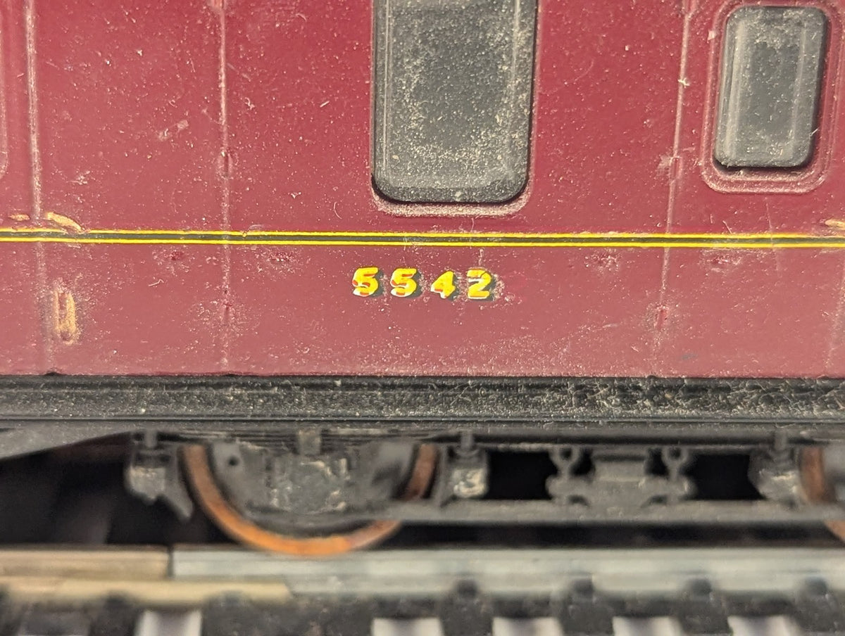 Airfix OO Gauge 57ft Corridor Brake Third Passenger Coach 5542 LMS Maroon 54251