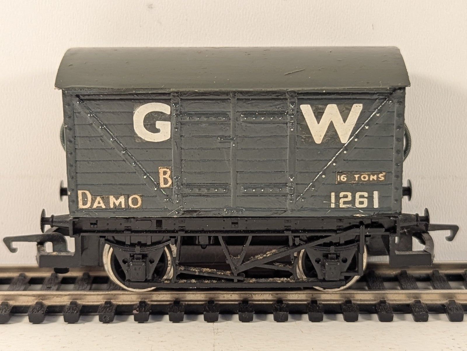 Hornby GWR 16 Ton "Damo" Van OO Gauge - Repainted