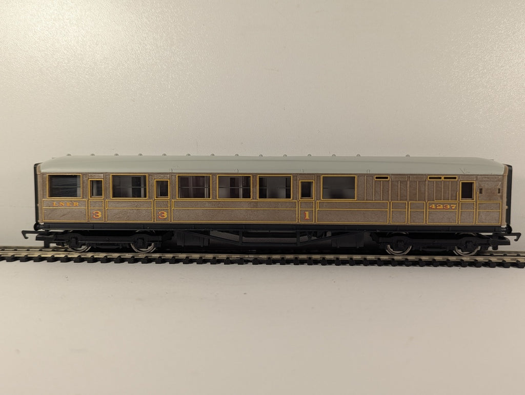 Hornby OO Gauge LNER Teak Composite Coach Passenger Coach 4237 R477