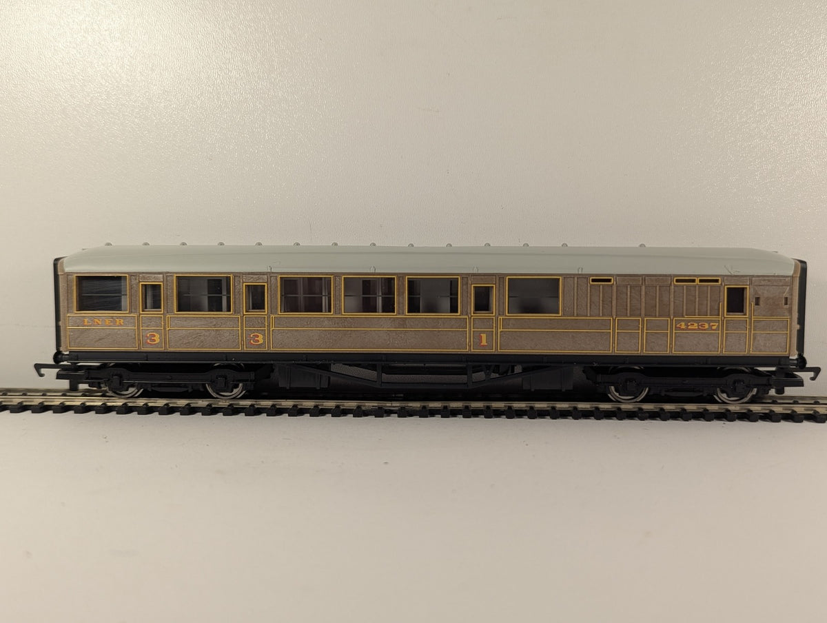 Hornby OO Gauge LNER Teak Composite Coach Passenger Coach 4237 R477