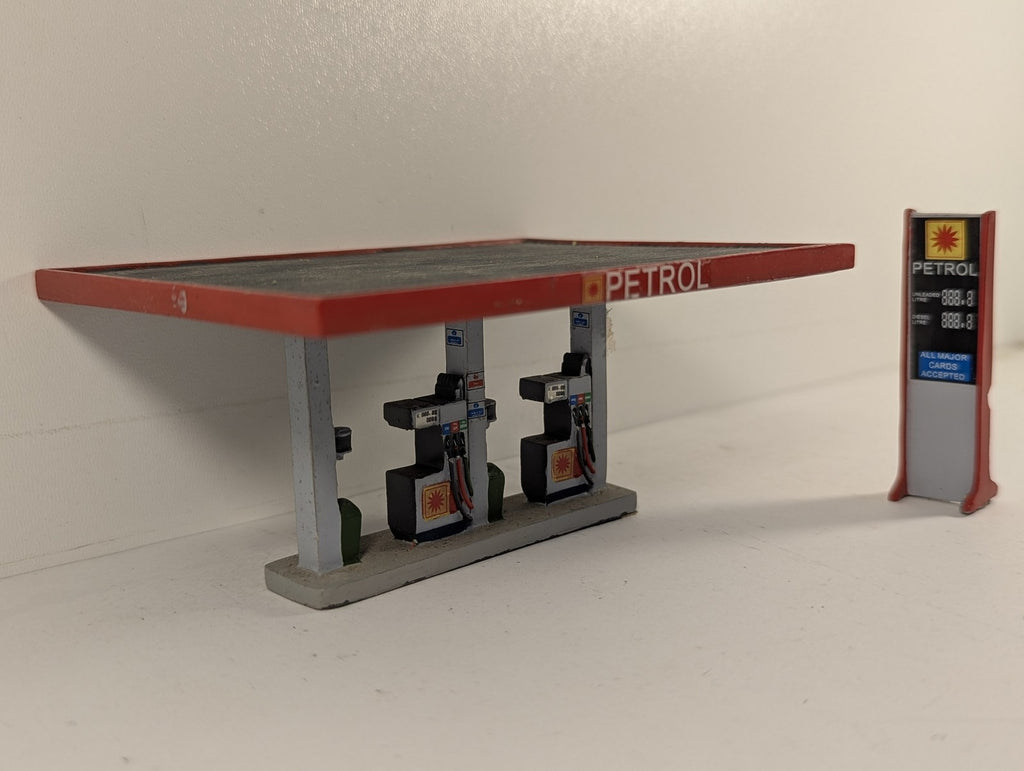 Hornby OO Gauge Skaledale Petrol Pumps Scenic Accessories Burmah R8535