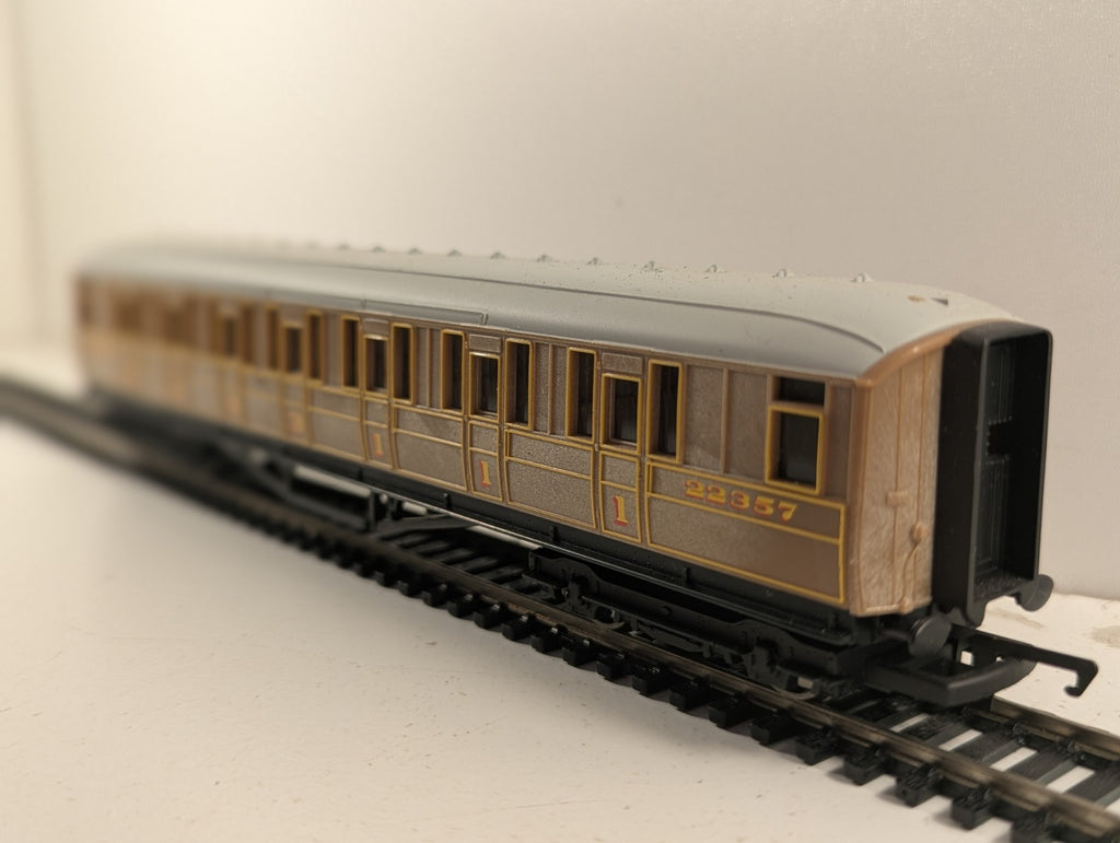 Hornby OO Gauge LNER Teak Composite Coach 22357