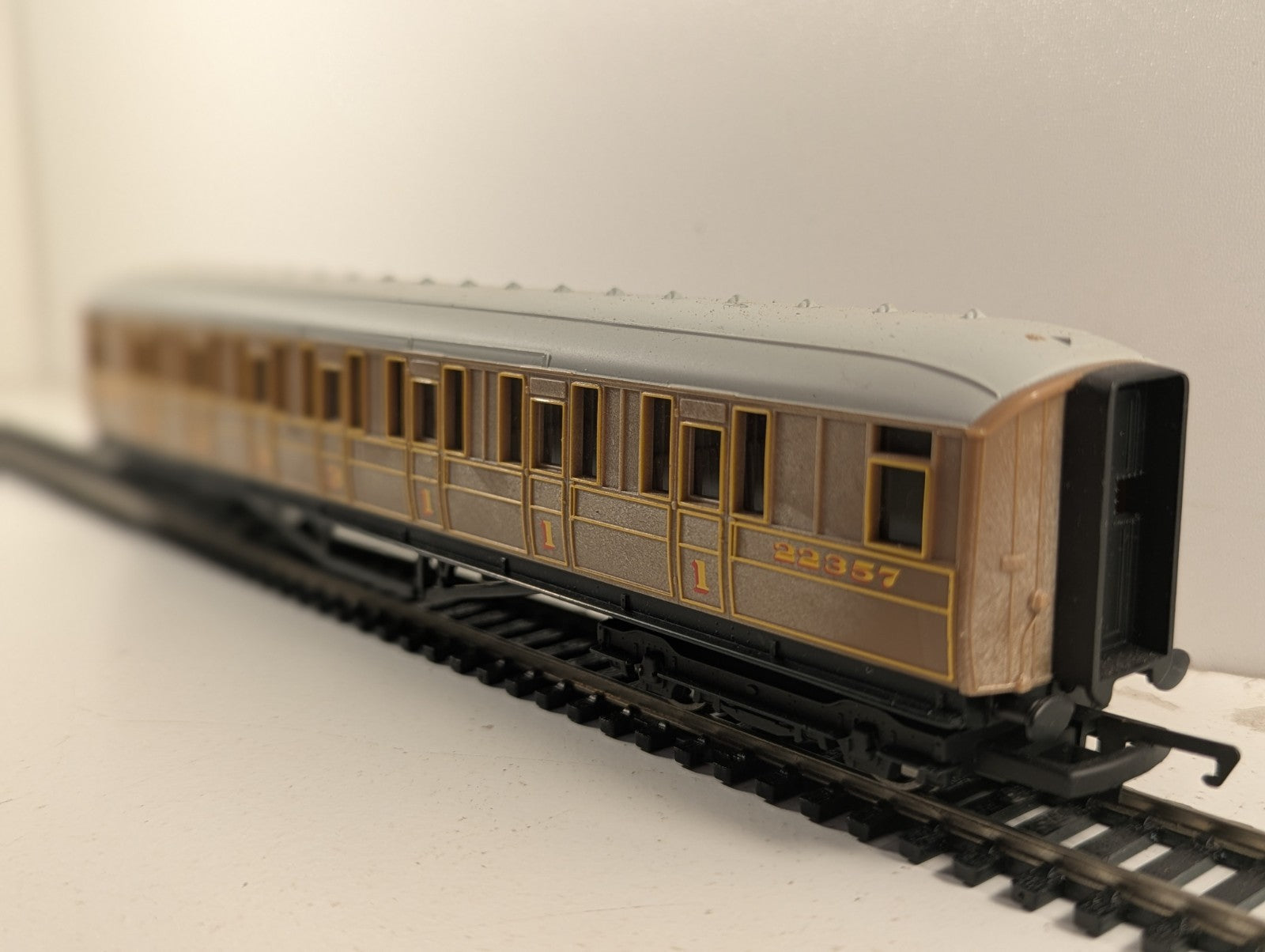 Hornby OO Gauge LNER Teak Composite Coach 22357