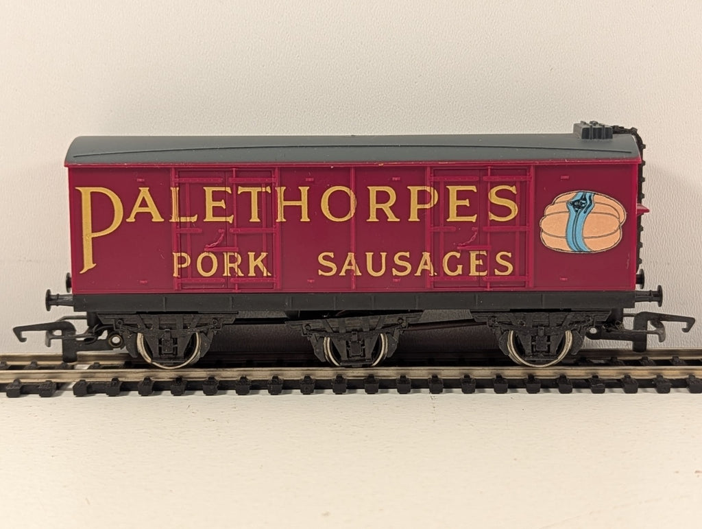 Hornby OO Gauge Palethorpes Pork Sausages 6-Wheel Closed Van