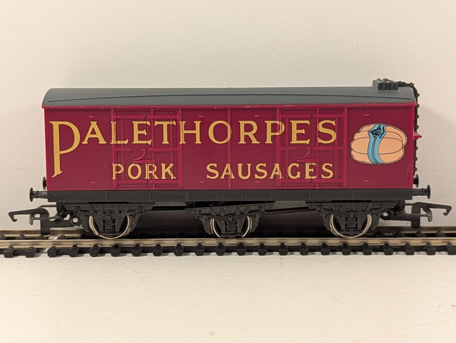 Hornby OO Gauge Palethorpes Pork Sausages 6-Wheel Closed Van
