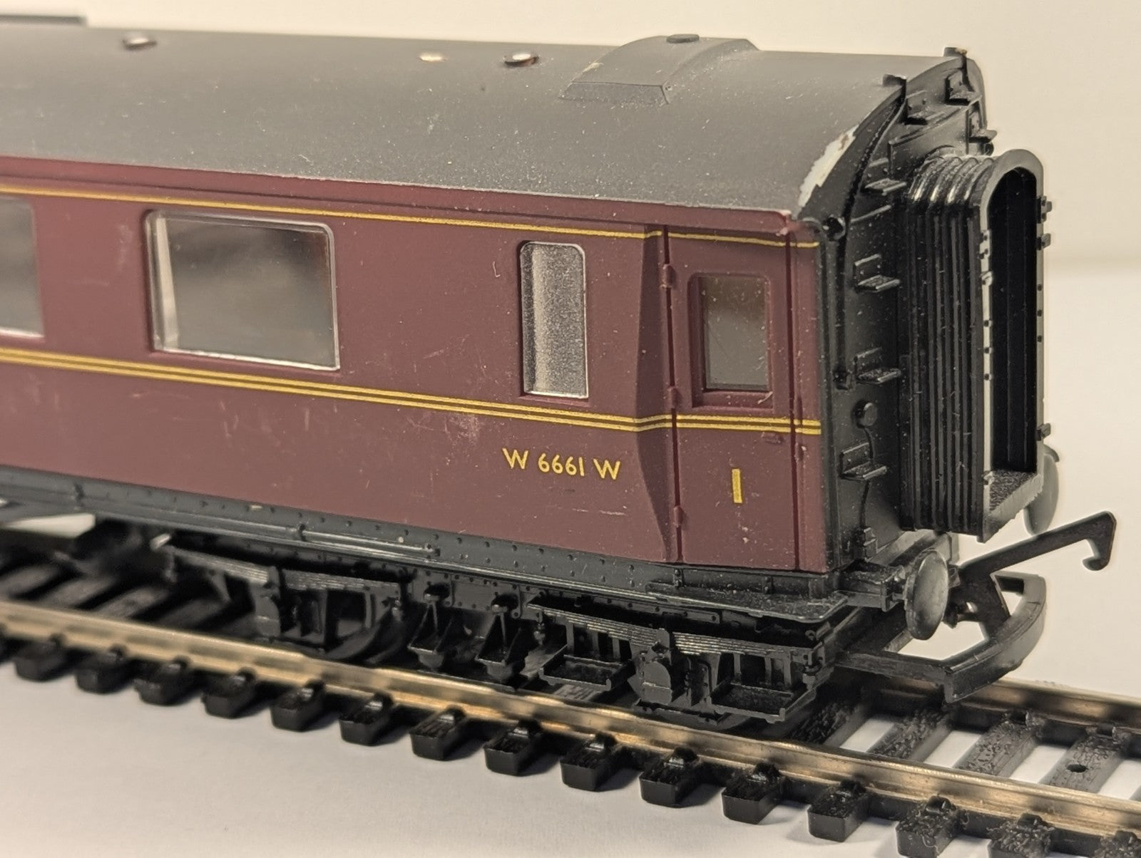 Airfix 54302 OO Gauge BR Maroon GWR Centenary First Class Coach W6661W
