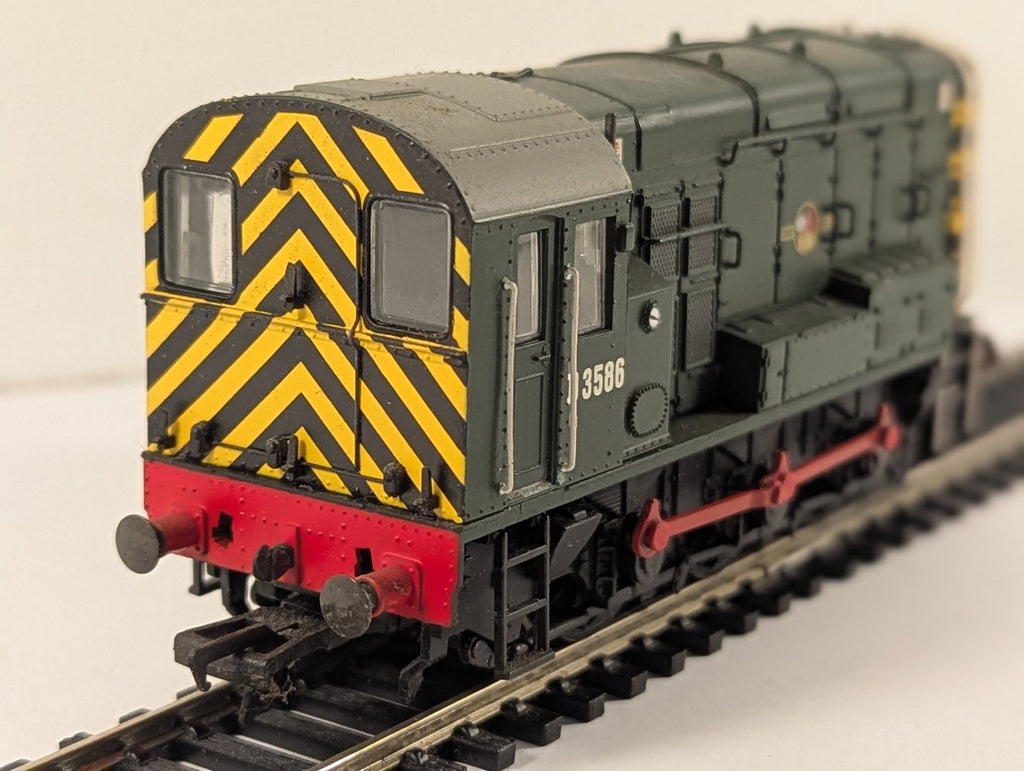 Bachmann OO Gauge Class 08 Diesel Shunter Locomotive D3586