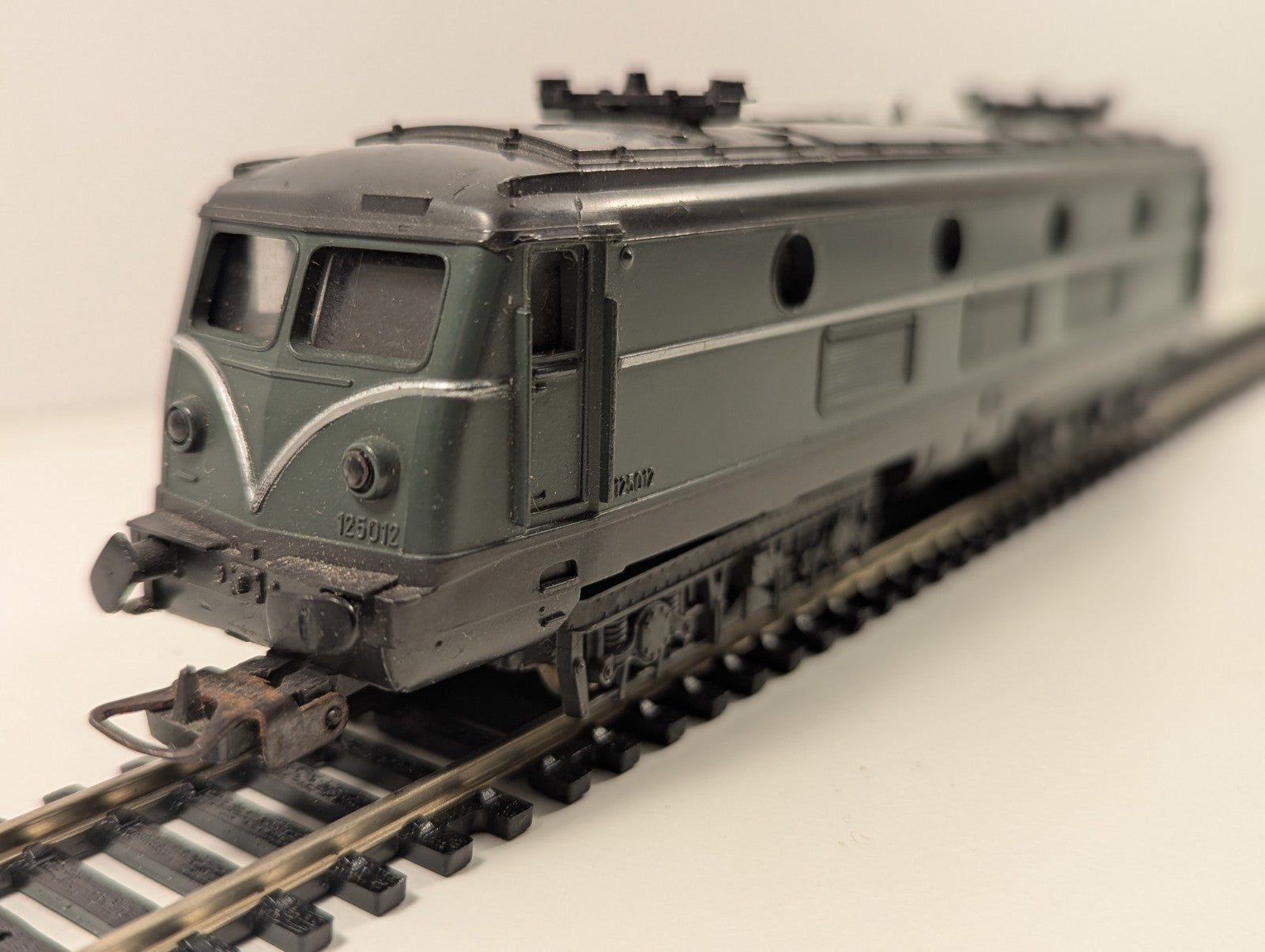 Lima H0 Scale NMBS/SNCB Class 125 Electric Locomotive (Missing Pantograph)