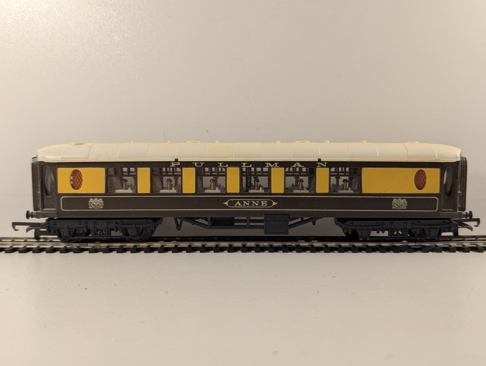 Tri-ang R228 OO Gauge 9-Inch Pullman 1st Class Parlour Coach "Anne"