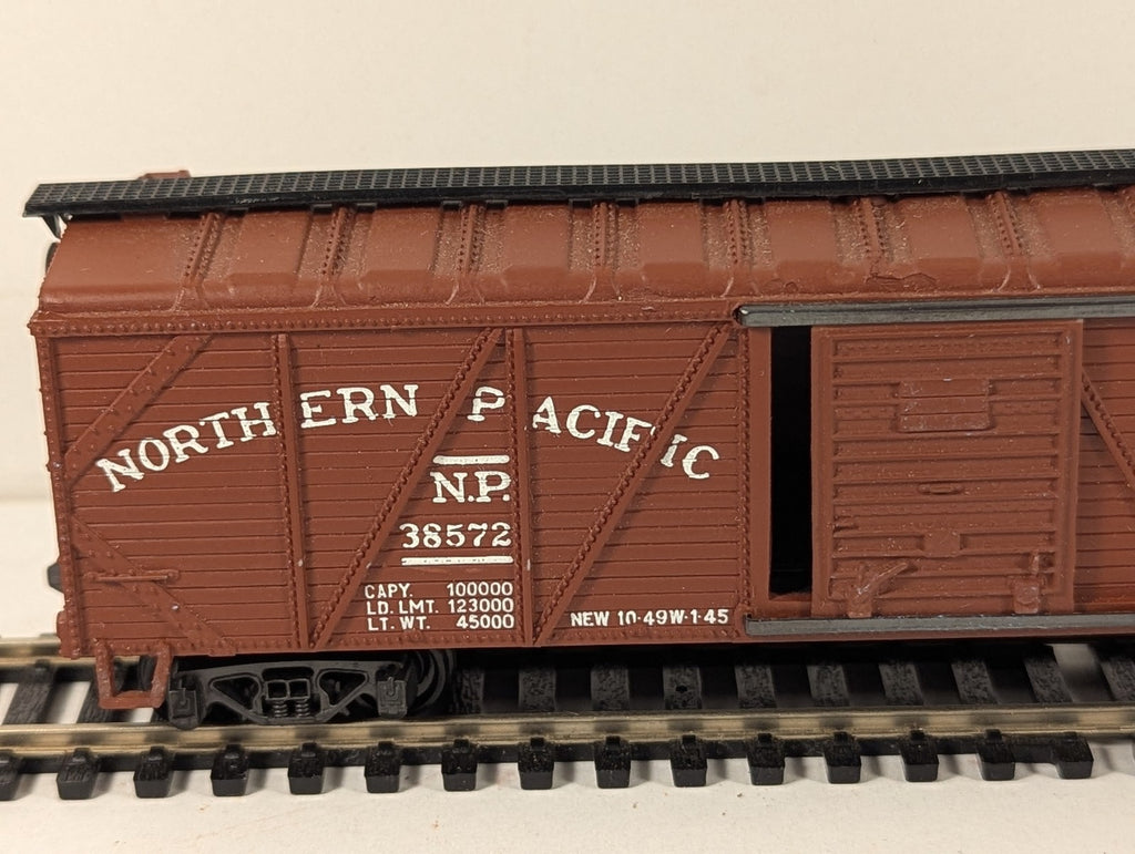 Rivarossi HO Gauge Northern Pacific 40ft Boxcar 38572