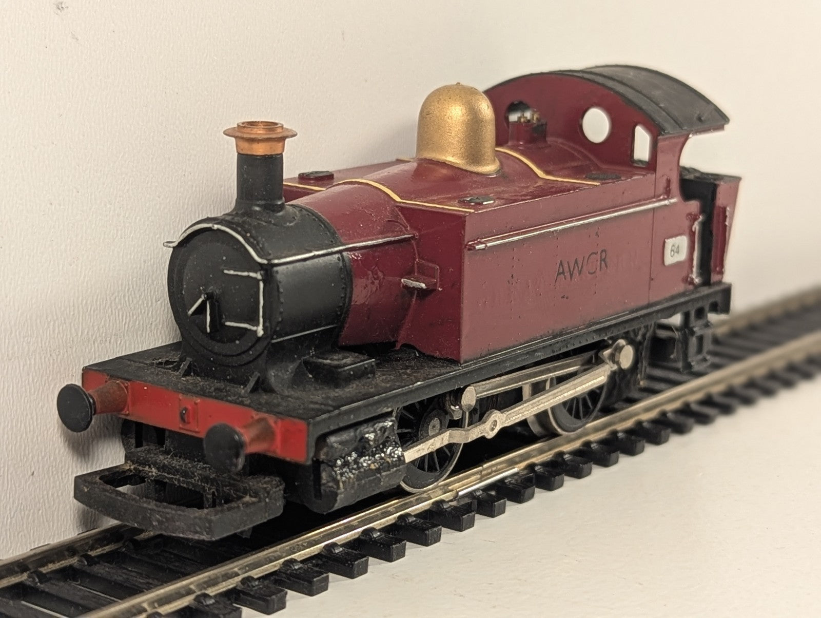 Hornby OO Gauge Holden Class 101 0-4-0T Steam Locomotive Repainted Maroon