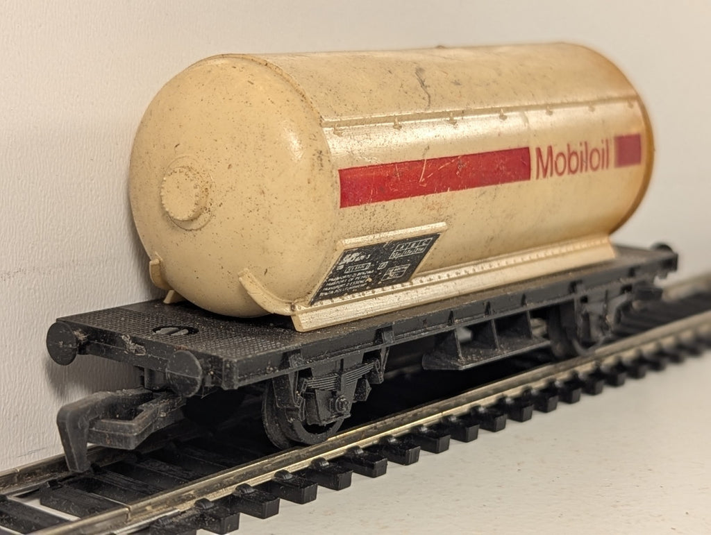 HO Scale Mobiloil Tanker Tank Wagon 805 7 426-3 Mobiloil