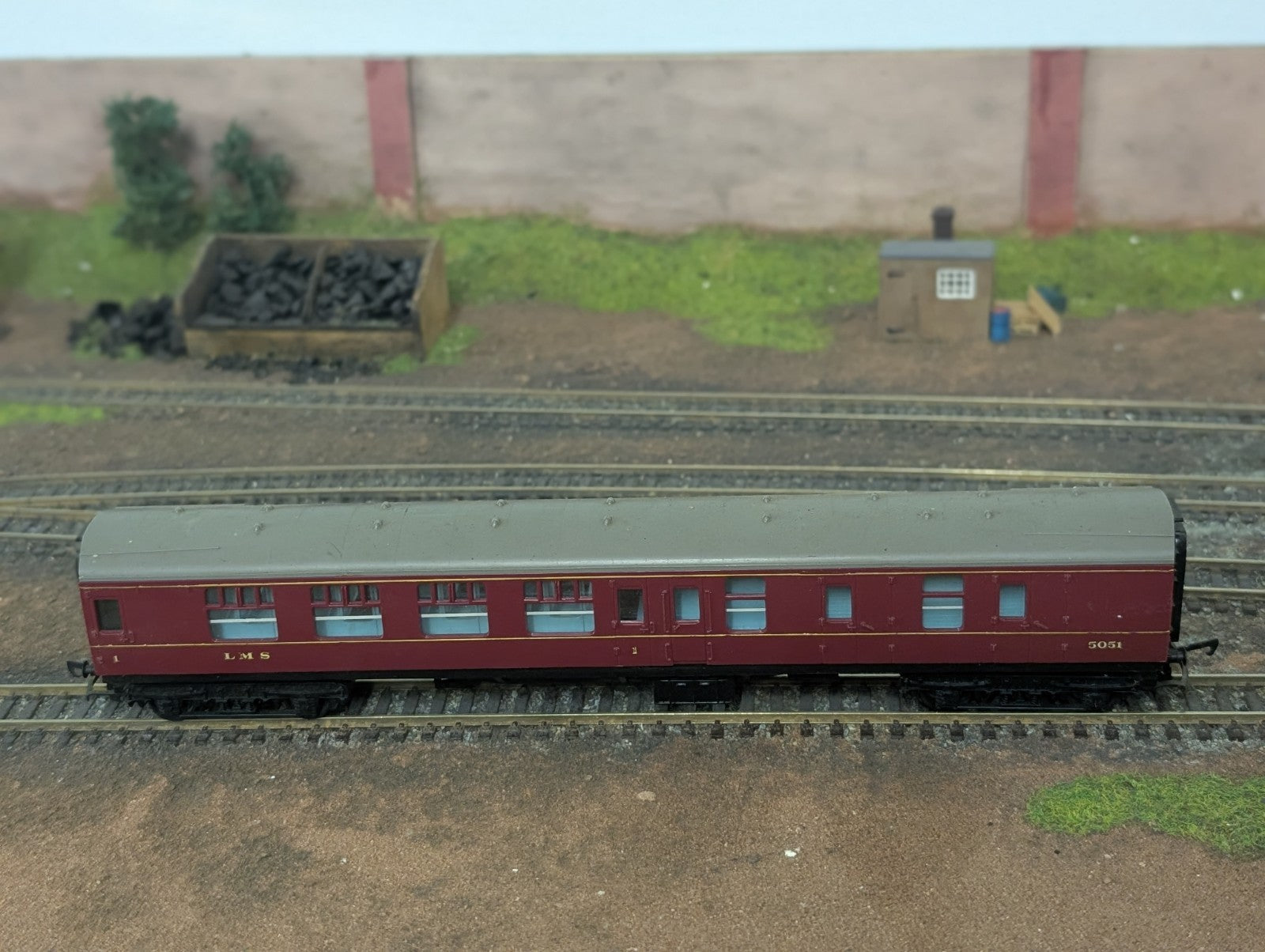 Hornby R936 OO Gauge BR Mk1 Corr Brake 2nd Maroon 5051