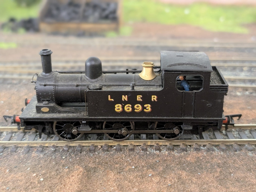Bachmann 31-057 OO Gauge LNER J72 Class 0-6-0T 8693