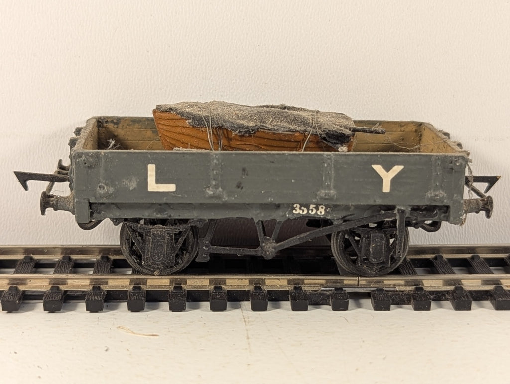 Kitbuilt Lancashire & Yorkshire Railway 3-Plank Open Wagon with Boat load