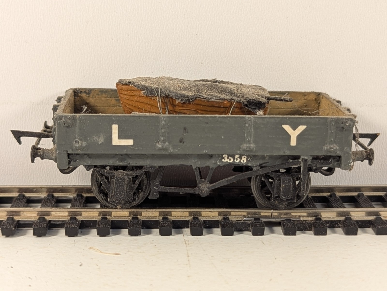 Kitbuilt Lancashire & Yorkshire Railway 3-Plank Open Wagon with Boat load