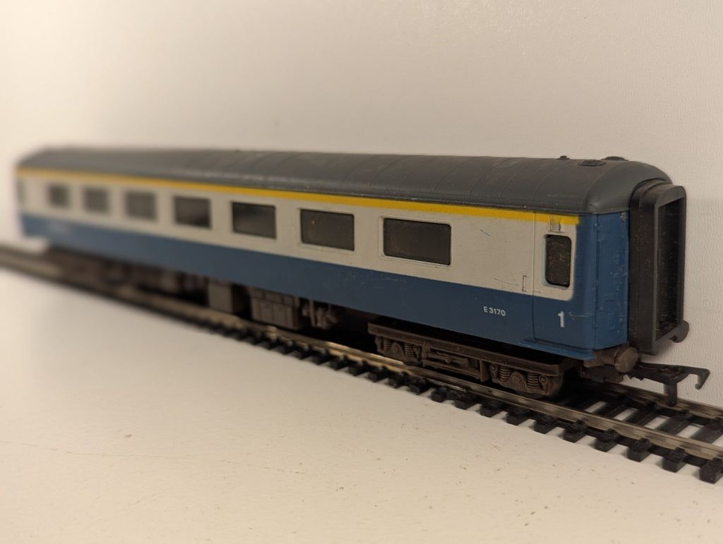 Airfix BR Mk2D First Open Coach OO Gauge
